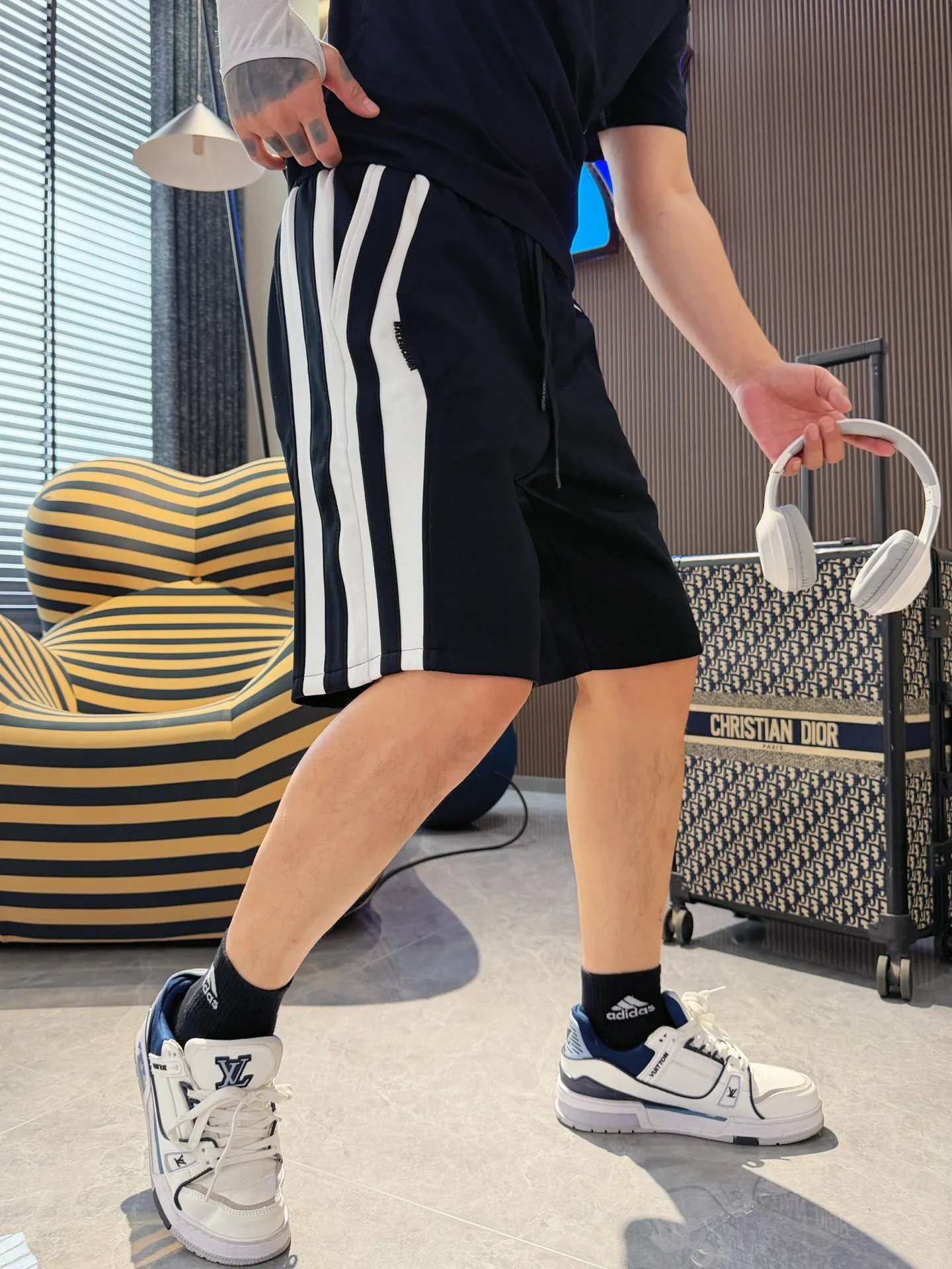 Balenciaga's three-standard complete 2026 summer New Arrival men's casual shorts, advanced custom-made Breathable fabric, Breathable fabric, extremely stretchy and comfortable, impeccable details, top-grade accessories, original logo design concept, delicate and soft feel! The upper body fit is awesome! Size: M-XXXL Please state your height and weight when ordering